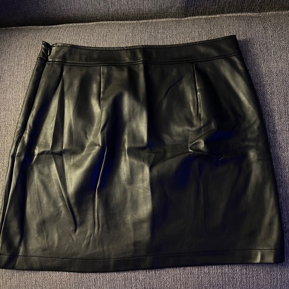 Faux leather skirt - LOFT size 12 excellent used condition - Picture 3 of 3